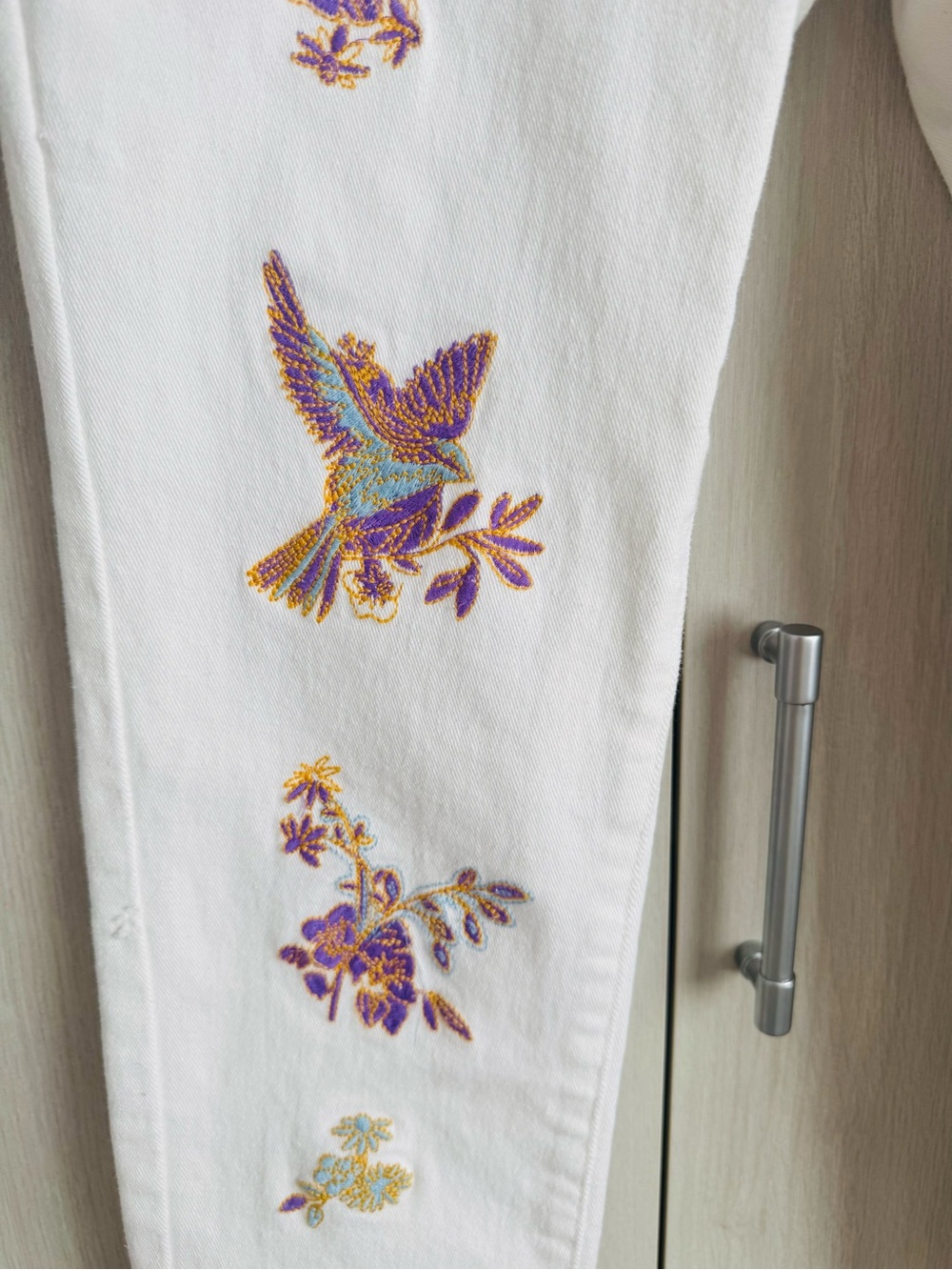VENUS White Cropped Jeans with Purple & Gold Embroidered Birds - Picture 2 of 6